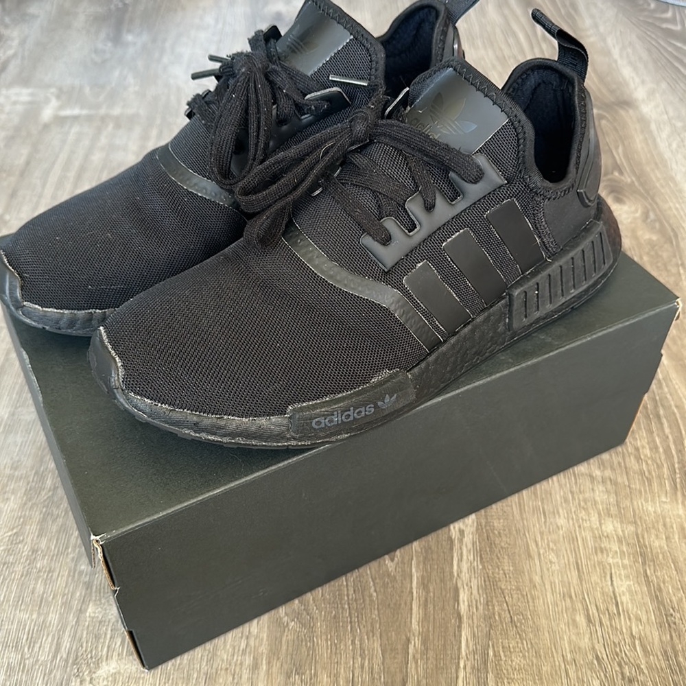 nmd r1 triple black